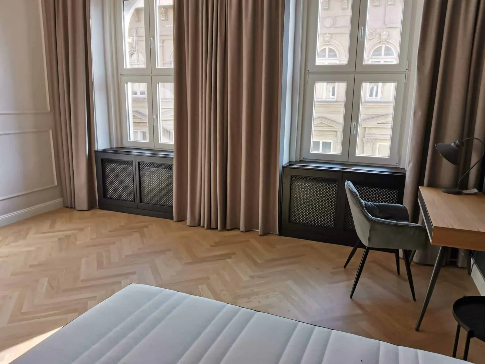 tömörfa fiókos komód csiszolás közben a műhelyben